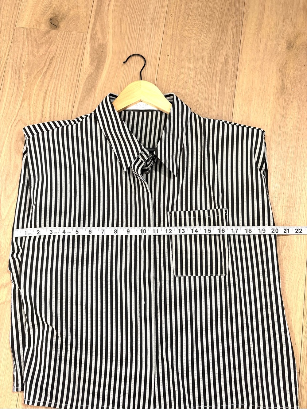 ASTR The Label Striped Sleeveless Shoulder Pad Blouse Black White Medium - Picture 6 of 8